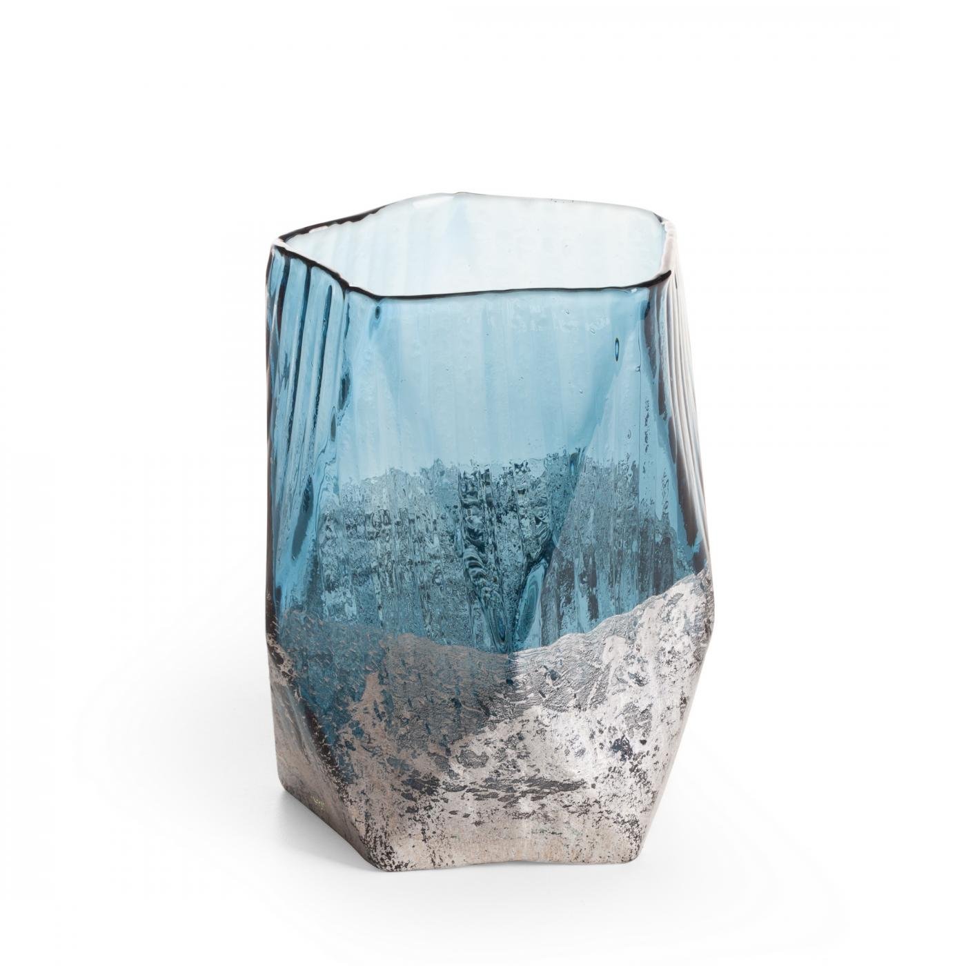 Eine handgefertigte Vase aus getöntem Kunstglas mit asymmetrischer Form