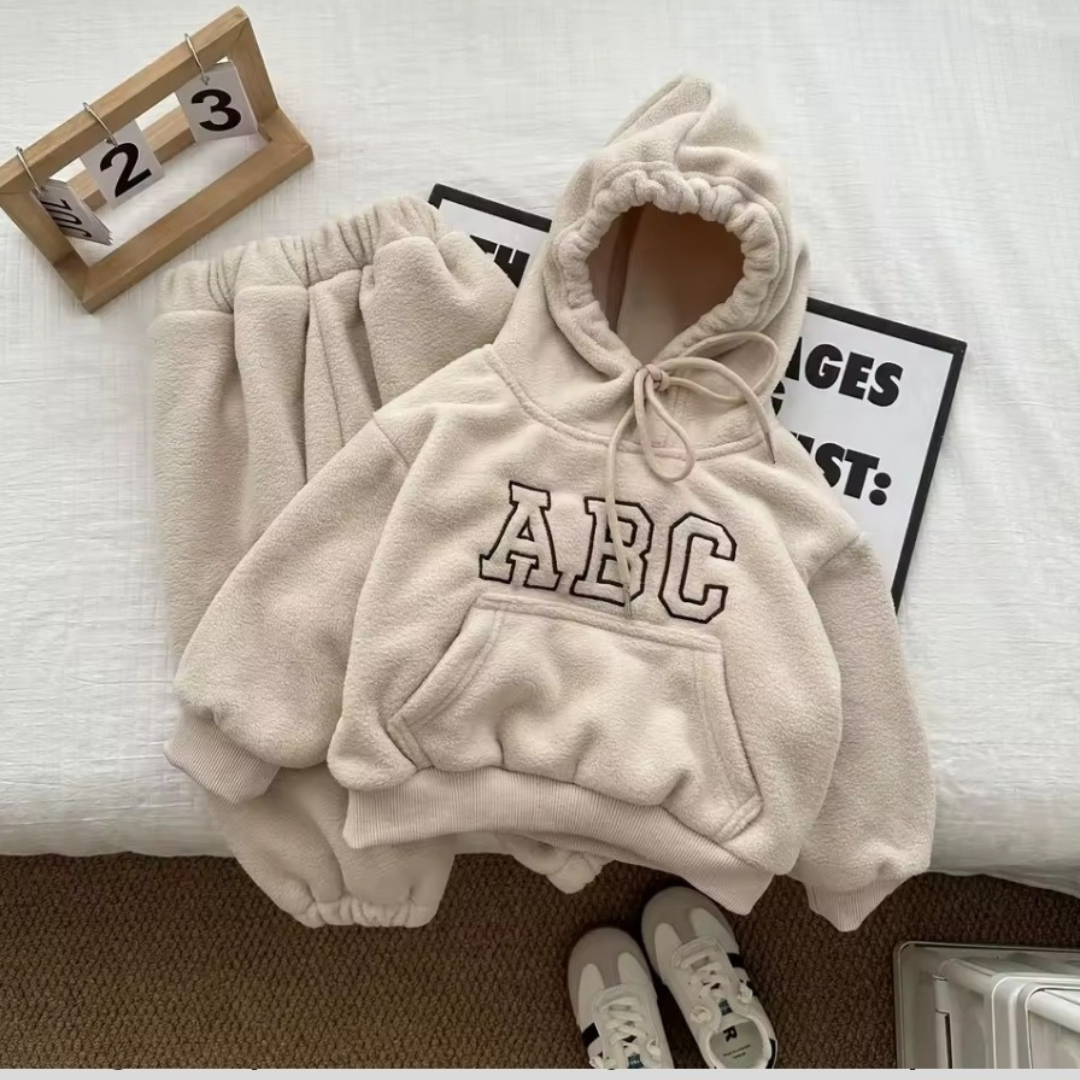 BB Set aus flauschigem Hoodie und Jogginghose