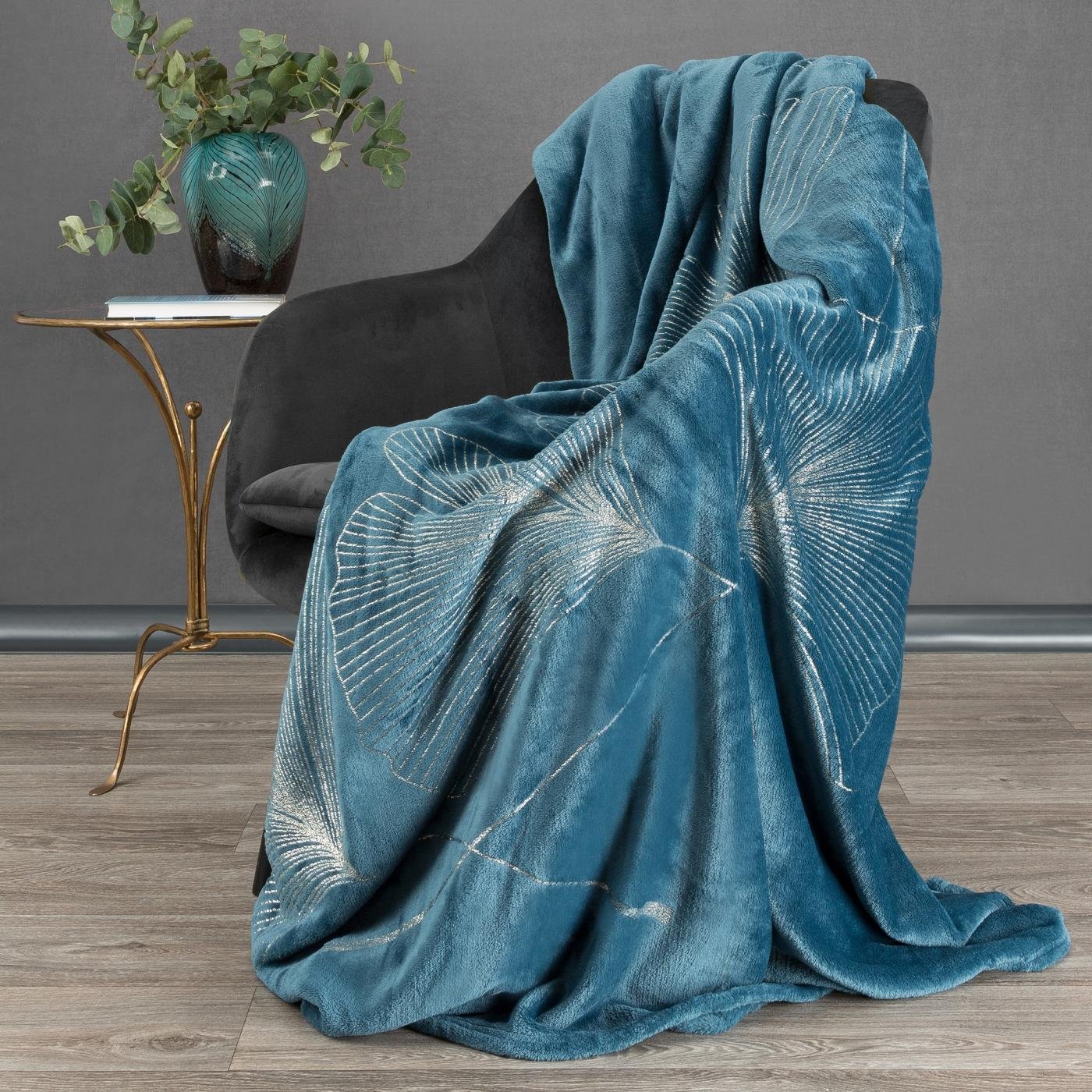 Eine weiche und angenehme Decke mit einem glänzenden Aufdruck mit Ginkgoblatt-Motiv