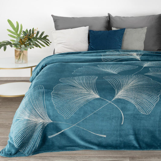 Eine weiche und angenehme Decke mit einem glänzenden Aufdruck mit Ginkgoblatt-Motiv