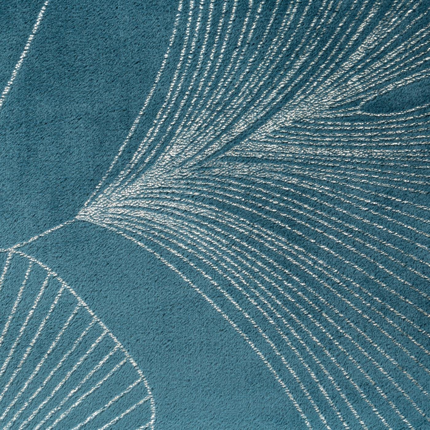 Eine weiche und angenehme Decke mit einem glänzenden Aufdruck mit Ginkgoblatt-Motiv
