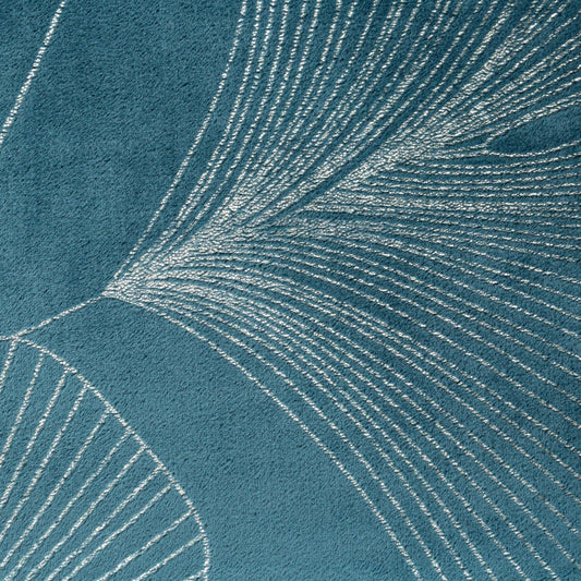 Eine weiche und angenehme Decke mit einem glänzenden Aufdruck mit Ginkgoblatt-Motiv