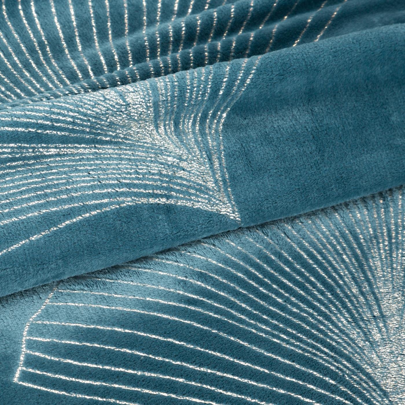 Eine weiche und angenehme Decke mit einem glänzenden Aufdruck mit Ginkgoblatt-Motiv