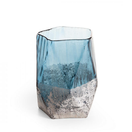 Eine handgefertigte Vase aus getöntem Kunstglas mit asymmetrischer Form